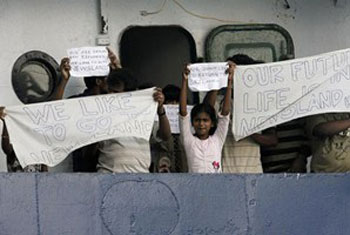 Lankan asylum seeker stand-off enters second day 