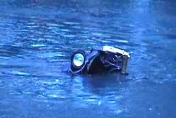 Vehicle plunges into Mahaweli River; 1 body recovered