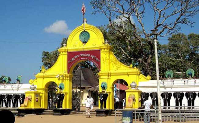 Religious rites delayed at Kataragama over dispute among Kapumahaththayas