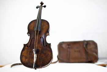 Titanic violin fetches $1.5m at auction