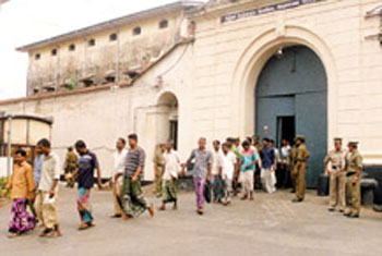 Five prisoners escaped Welikada prison; four weapons still missing