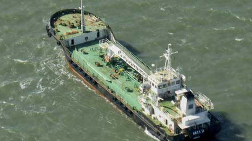 Somali pirates release oil tanker and crew