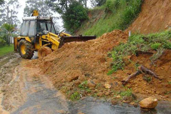 Earth-slip hinders traffic on Badulla-Mahiyangana road