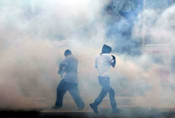 VIDEO: Police fire tear gas to quell clash at Ananda-Nalanda