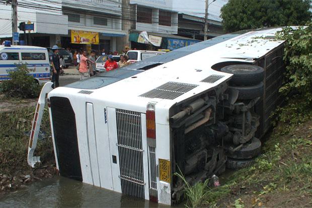 Sri Lankan tourists hurt as tour bus plunges into ditch in Thailand