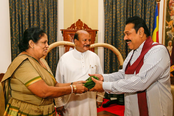 UNPs Chitra Manthilaka supports Rajapaksa 