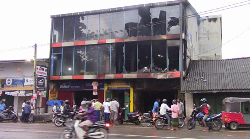 Fire breaks out in Badegama shopping complex 