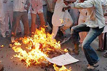 Lankans attacked, shirts burnt - Indian media