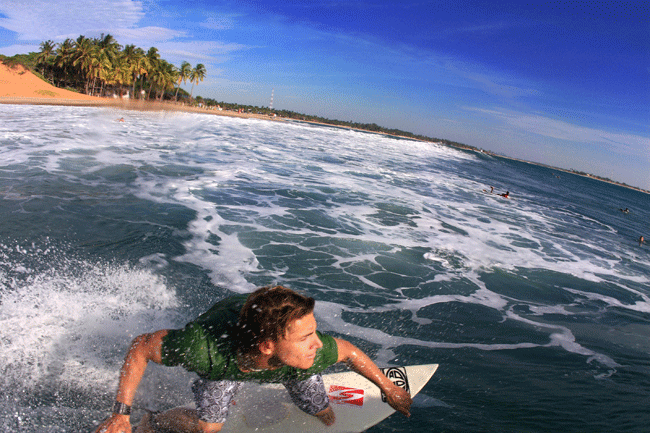 Japanese surfers return to ride Sri Lankas waves at JPSA Pro Surf 2010