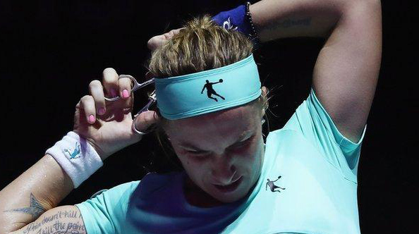 Svetlana Kuznetsova cuts own hair on way to win at WTA finals