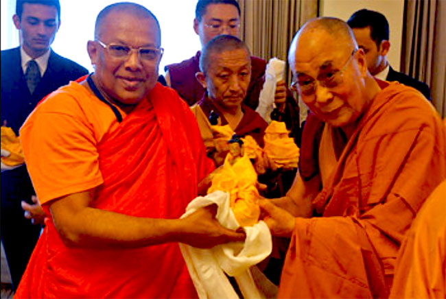 Dalai Lama meets Sri Lankan monks for dialogue 