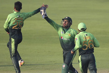 Pakistan restrict Sri Lanka to 208