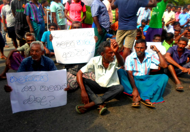 Protesters block Galle Road near Magalla