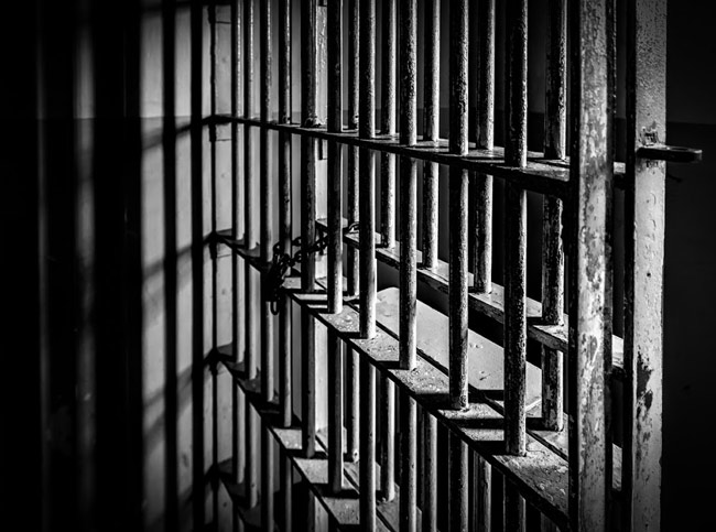 Two prisoners escape at Siyambalanduwa court
