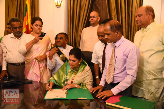 Colombos first female Mayor Rosy Senanayake assumes duties