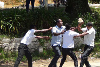 1522225004-cwc-unp-supporters-clash-maskeliya-3.jpg