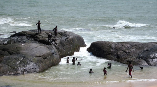 One person drowns at sea, 5 rescued in Ambalangoda