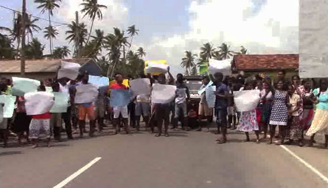 Fishermen block Galle-Colombo road over missing boat