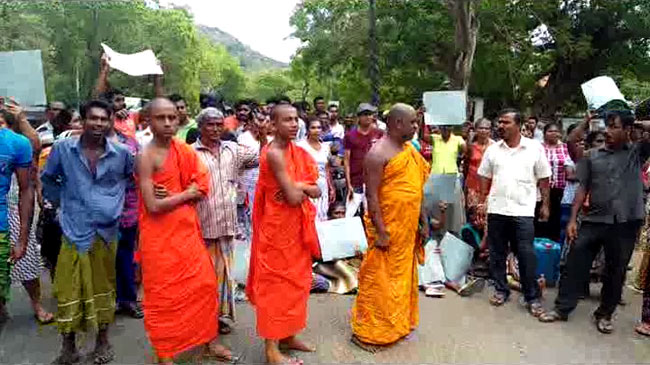 Protesters block Tissamaharama-Kataragama road