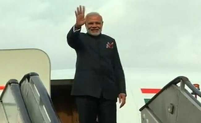 Modi makes surprise visit to Pakistan