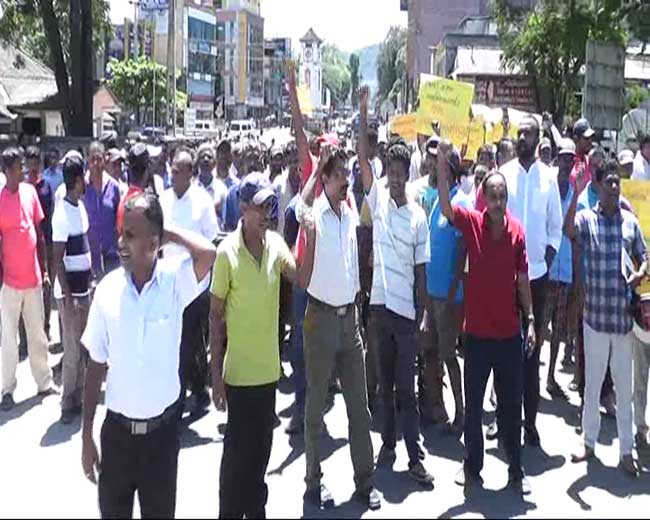Badulla MC employees halt garbage collection in protest