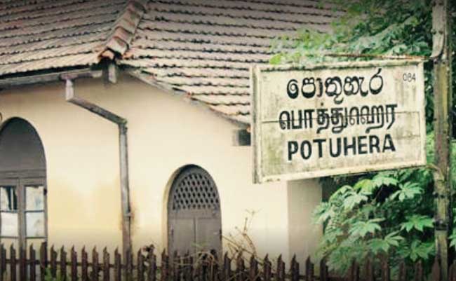 Tense situation at Pothuhera station as commuters protest delayed train