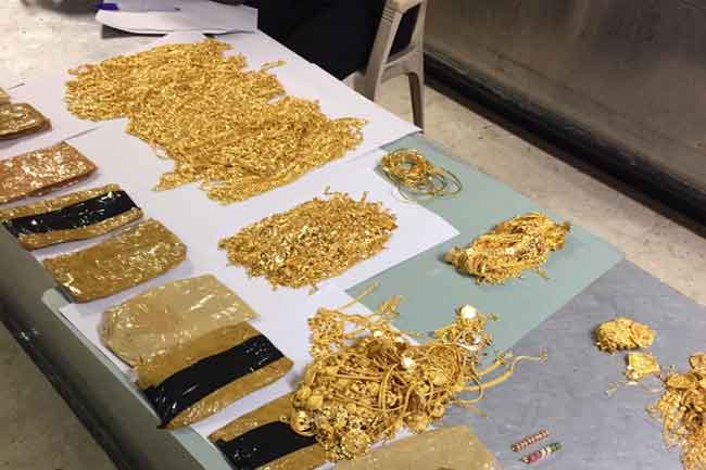 Singaporean held with gold jewellery worth over Rs 43m