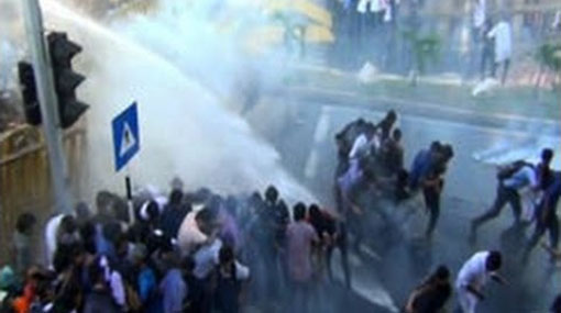 Tear gas fired in university students protest
