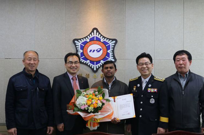 Sri Lankan given permanent residence in South Korea after saving woman from fire