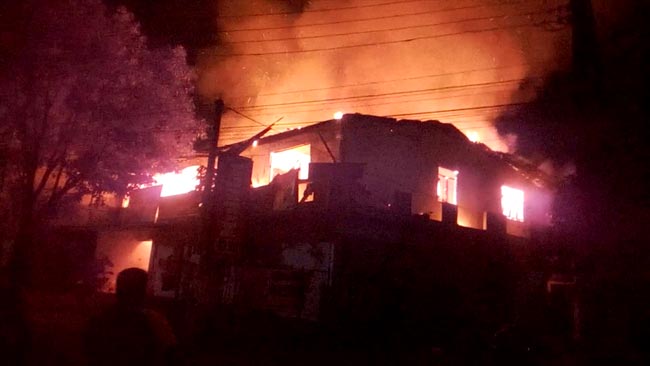 Two-storied building in Veyangoda catches on fire