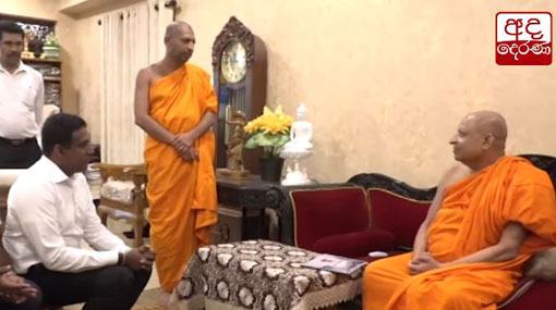 Manusath Derana team visits Malwathu Chapter Mahanayake Thero