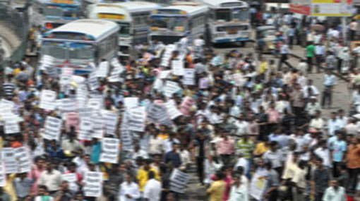 Protesting uni. students block Nawala Road