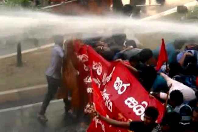 Police fire tear gas and water cannons at uni. students