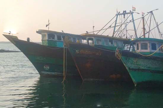 Navy arrests 11 Indian fishermen