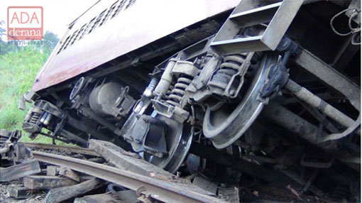 Train compartment derails at Saliyapura