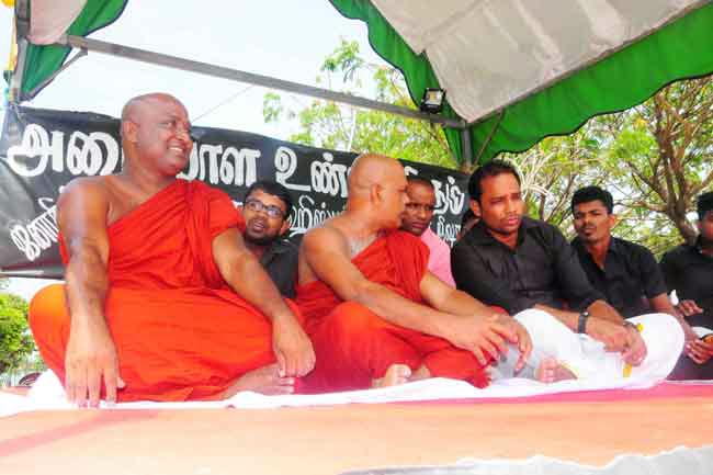 Two monks join TNA MP Viyalendiran in protest fast supporting Rathana Thero