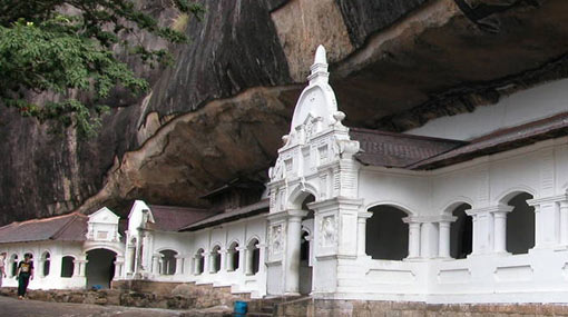 Three nabbed for demanding Rs 100 mn from Dambulla Raja Maha Vihara caretaker monk