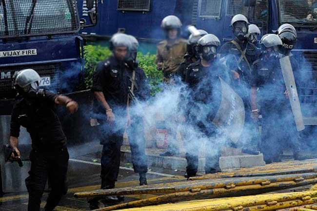 Police fire tear gas and water cannons at protesting uni students