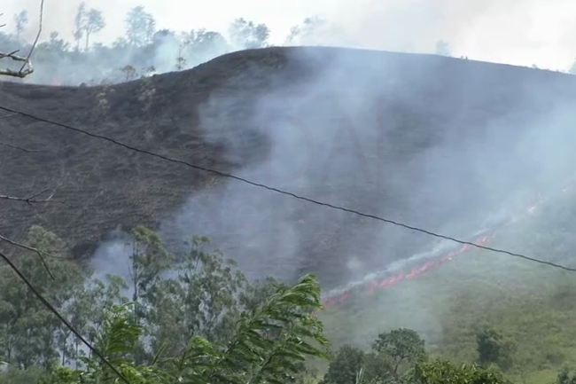 https://adaderanaenglish.s3.amazonaws.com/1567673826-Air-Force-assists-to-douse-forest-fire-in-Ettampitiya-L.jpg