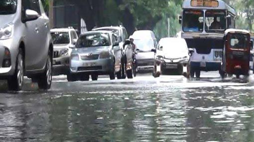 Rain causes heavy traffic in Colombo