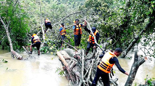 Navy continues flood relief operations in affected areas