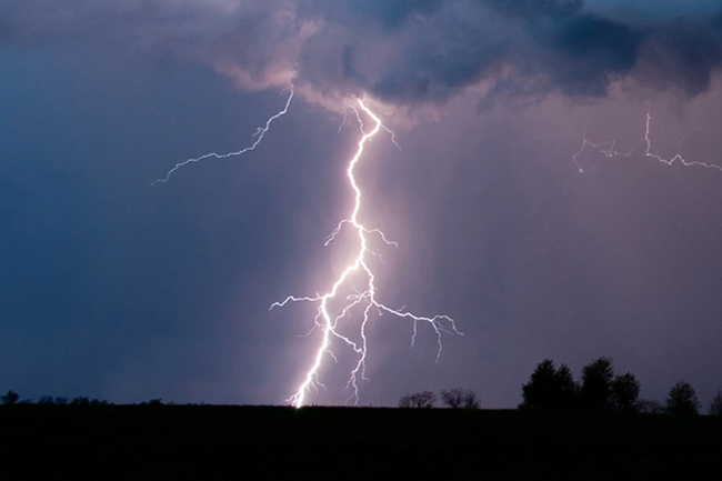 Thundershowers & severe lightning possible tonight