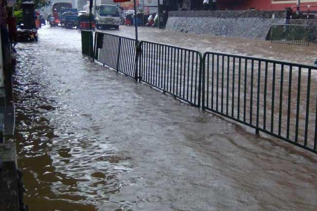 Nawalapitiya Town inundated