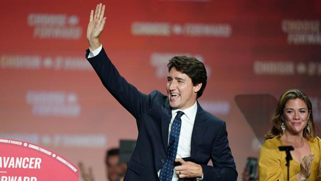 Canada election: Trudeaus Liberals win but lose majority