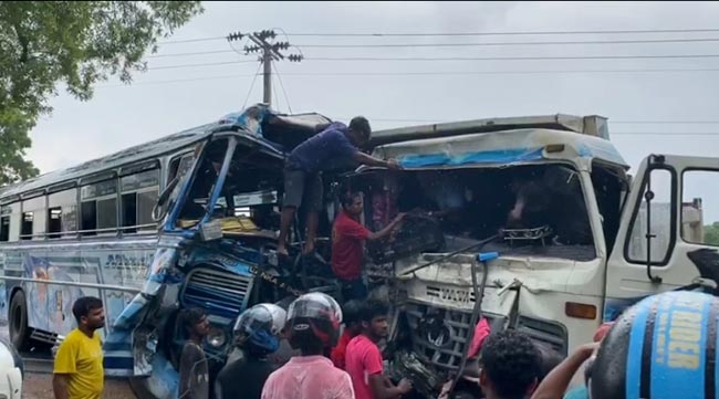 Bus-tipper collision in Kuda Oya injures 30
