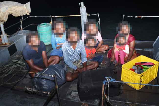 Navy arrests 8 illegal migrants