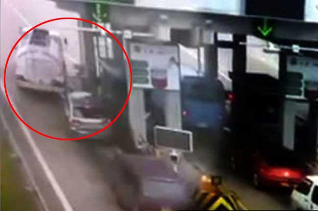 Water bowser crashes into 3 vehicles including ministers car
