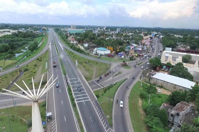 Traffic from Kandy to Colombo restricted to one lane near Kelani Bridge