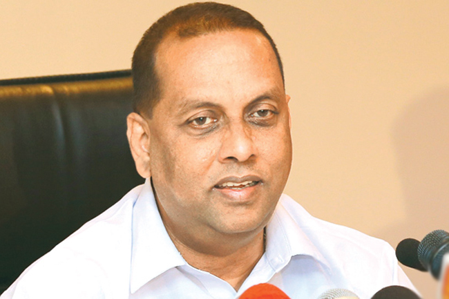 Amaraweera instructs removal of unauthorized vending stalls at Bastian Mawatha