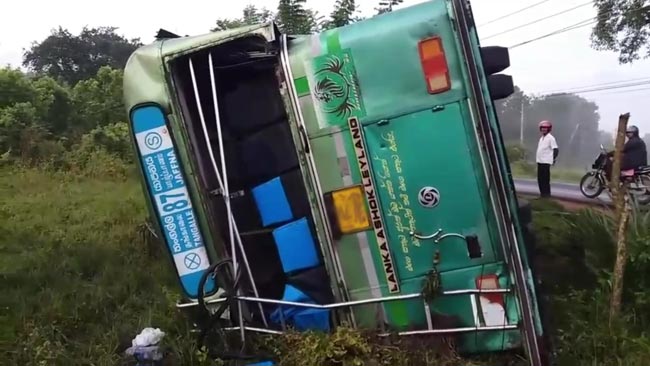 Eight injured as bus topples in Vavuniya